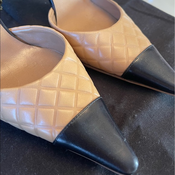 Chanel two tone D’orsay pump with chain strap. - Picture 2 of 4